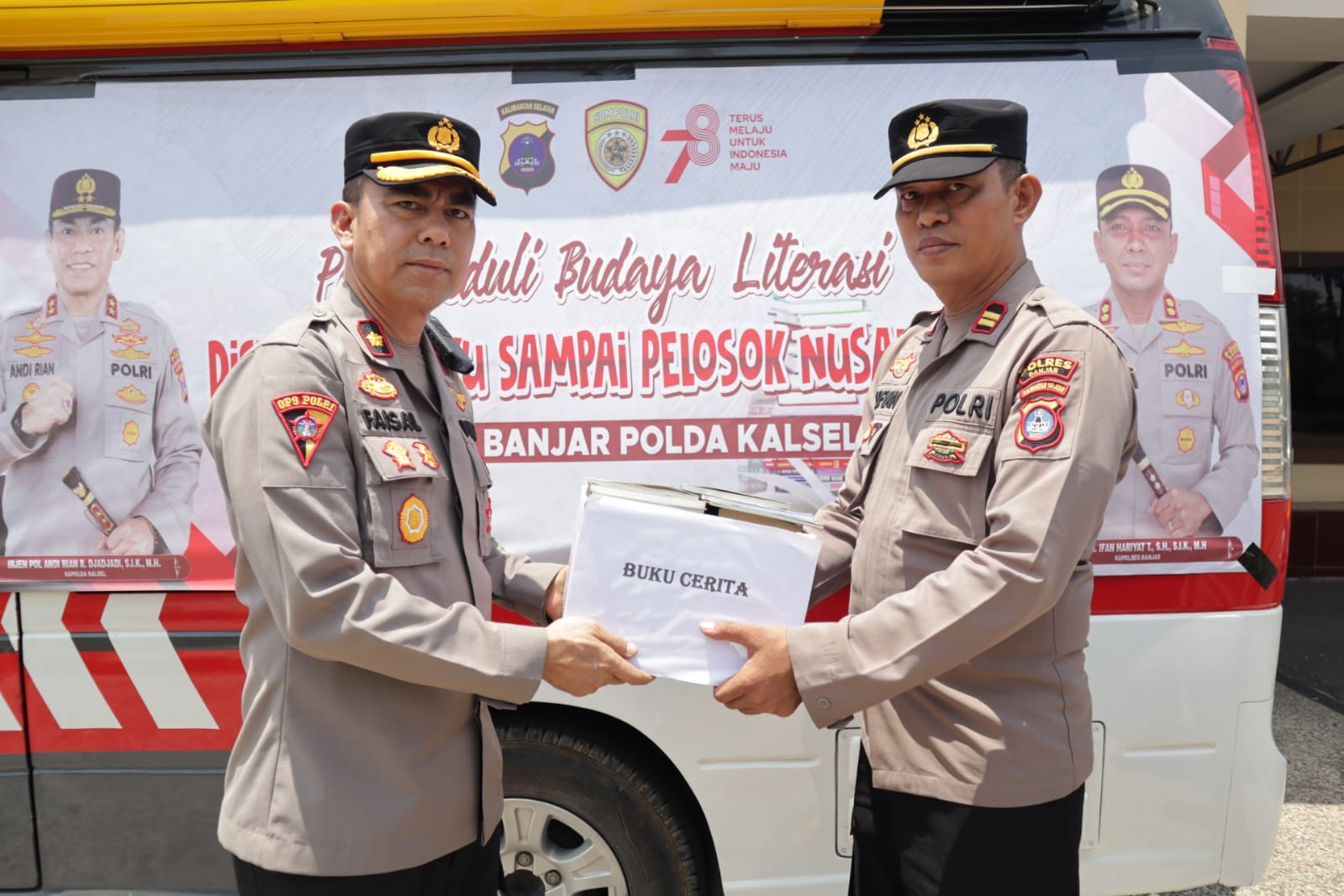 Ribuan Buku Dibagikan, Polres Banjar Peduli Pendidikan