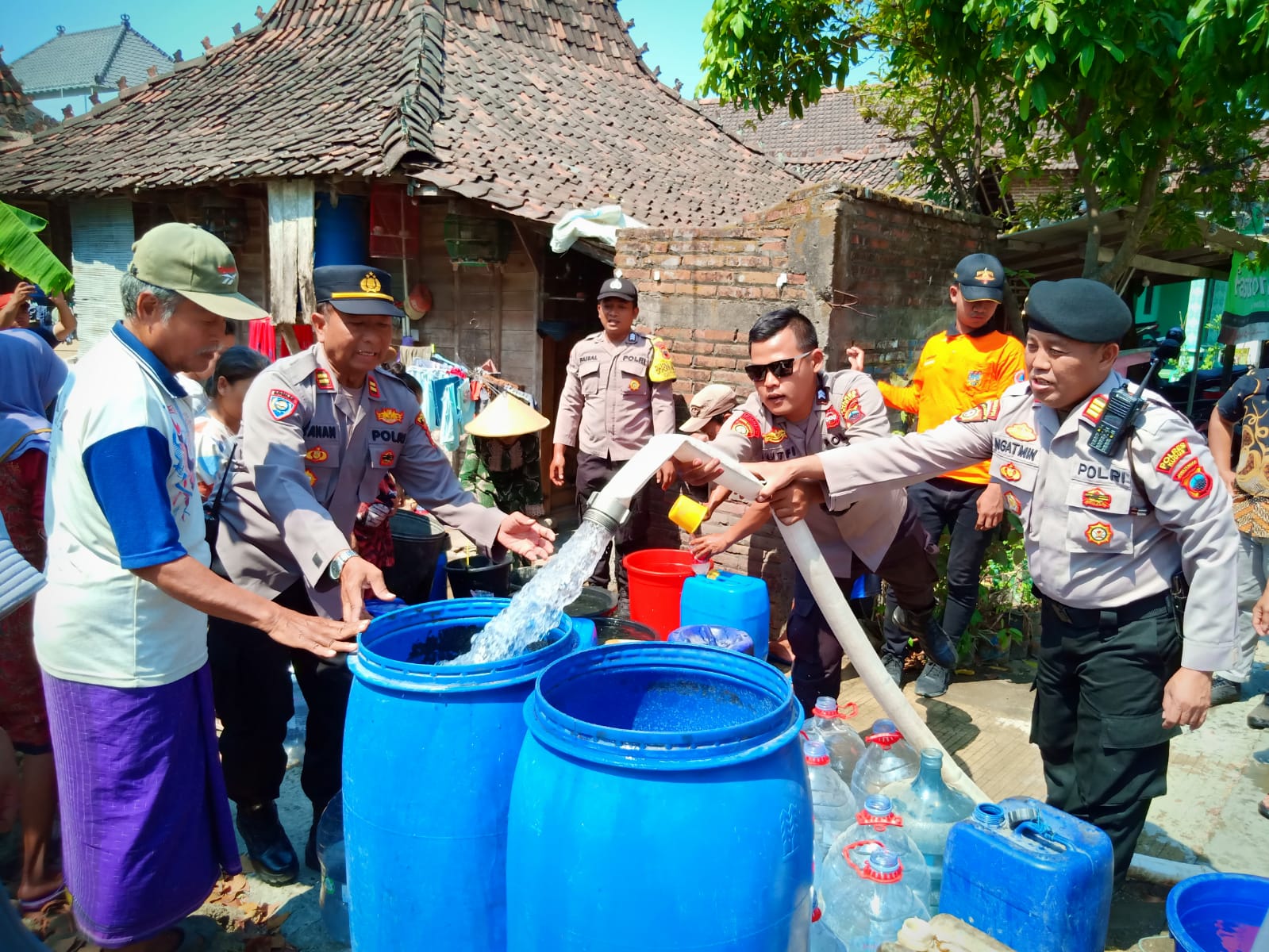 Pekan Terakhir, Polres Kudus Salurkan Air Bersih ke Masyarakat