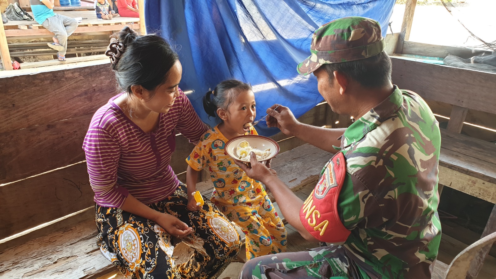 Peduli Pertumbuhan Anak Stunting, Babinsa Sambaliung Berikan Makanan Tambahan