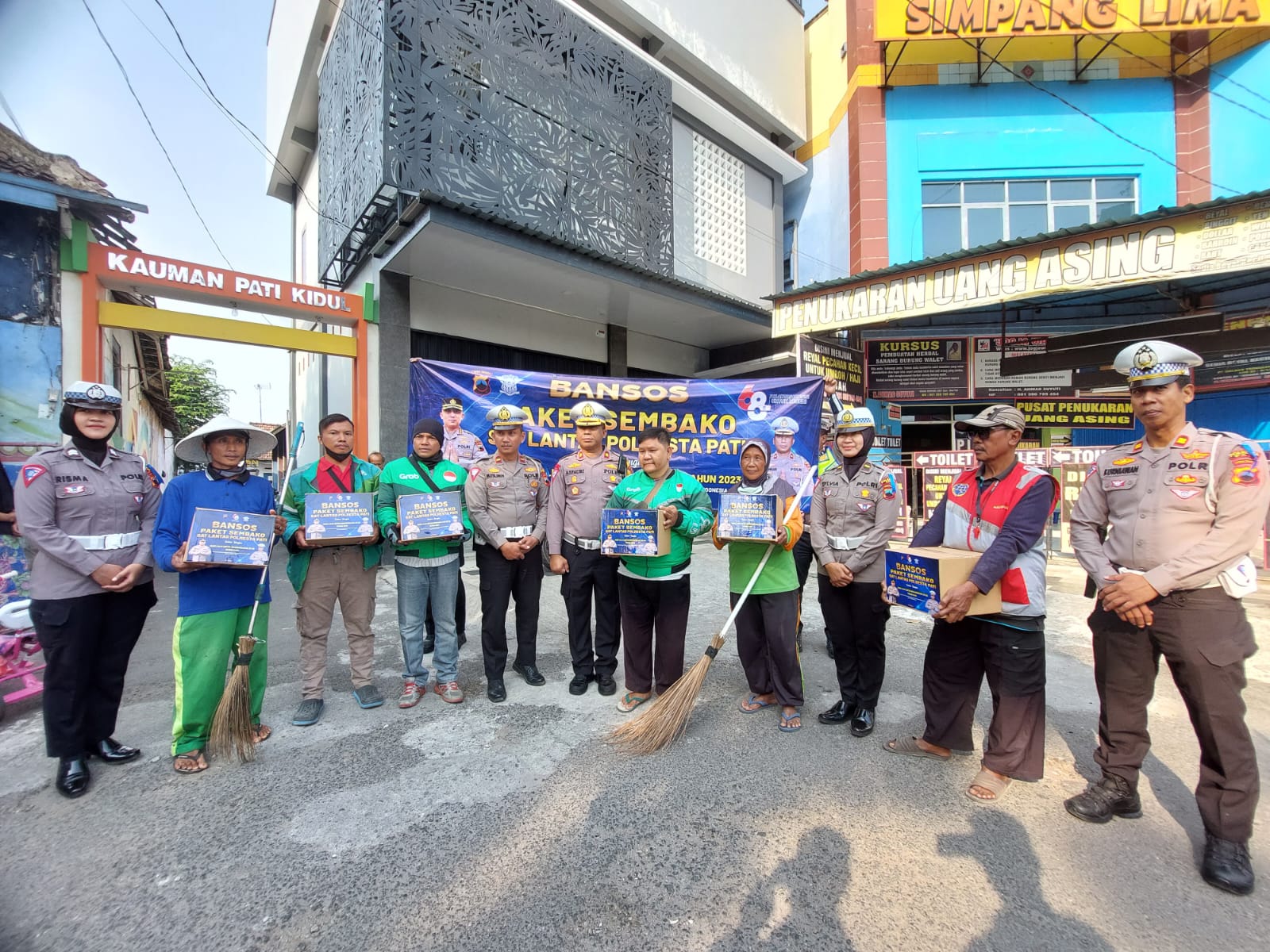 Peduli Masyarakat, Kasatlantas Polresta Pati Bagikan 300 Paket Sembako
