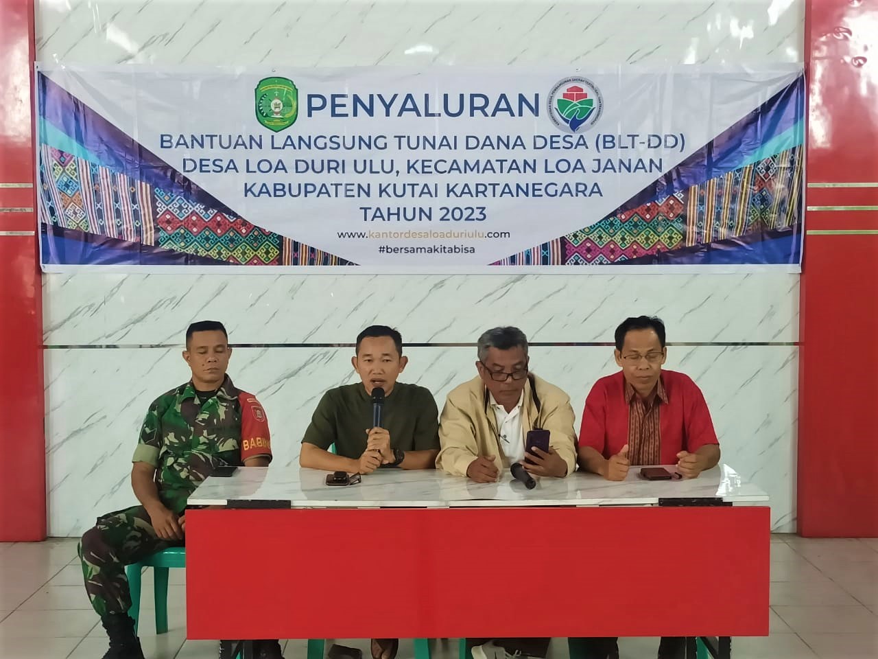 Babinsa Loa Duri Ulu Bantu Penyaluran BLT-DD Untuk Warga Yang Terdampak Ekonomi