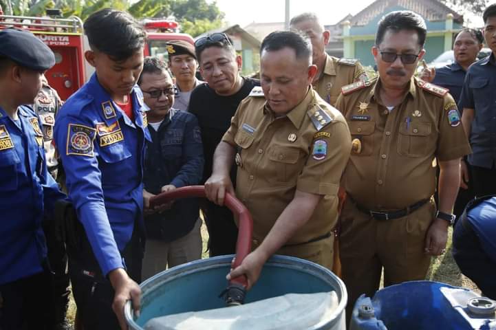 Kemaru Panjang,Bupati Nanang Ermanto Salurkan Langsung Air Bersih Kepada Warga