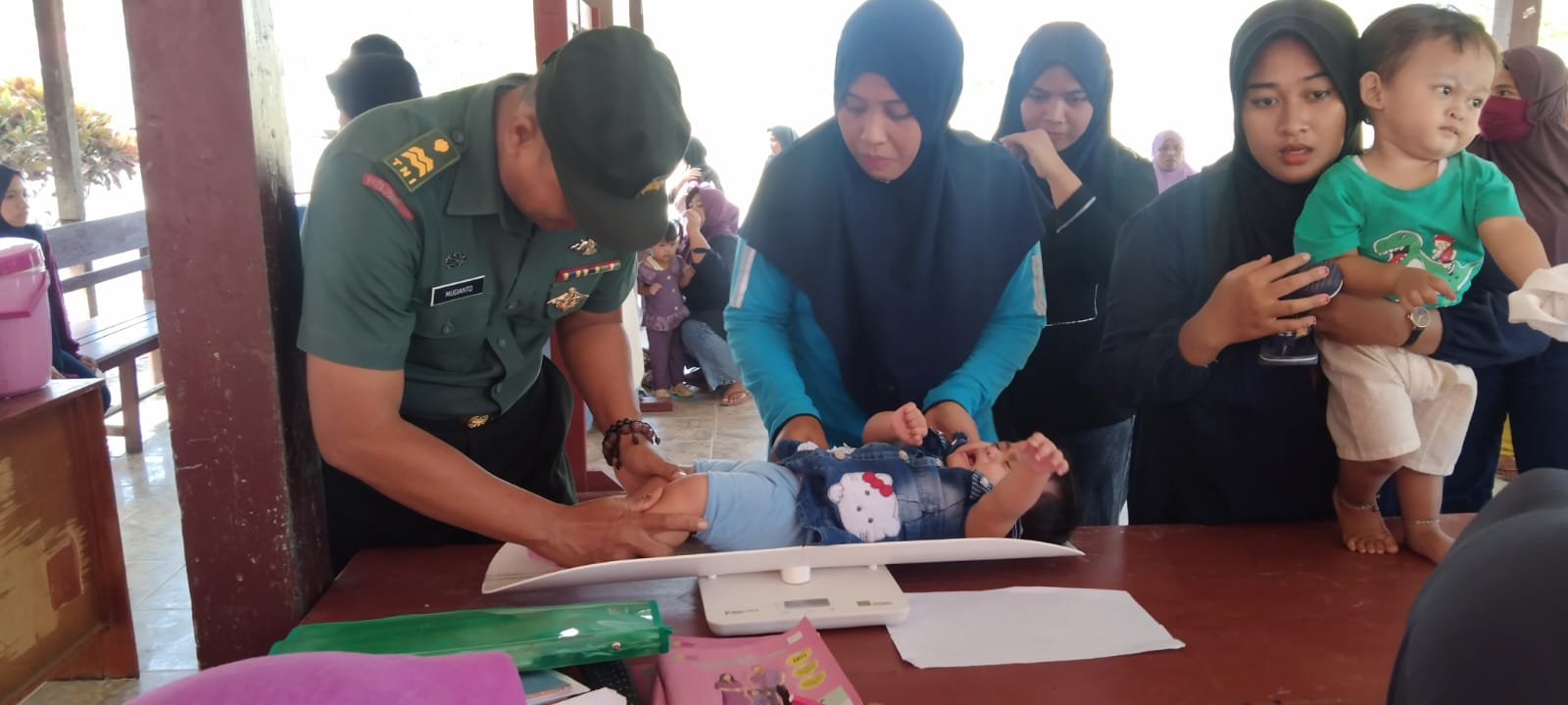 Wujudkan Balita Sehat, Babinsa Tanjung Redeb Dampingi Petugas Posyandu