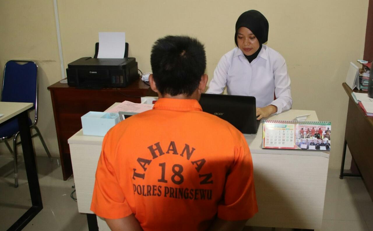 Bejat Seoarang Ayah Setubuhi Anak Tirinya Sejak Masih SMP