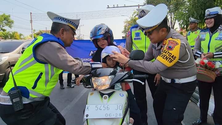 Pengendara Taat Aturan, Satlantas Polres Jepara Bagikan Helm, Coklat dan Bunga