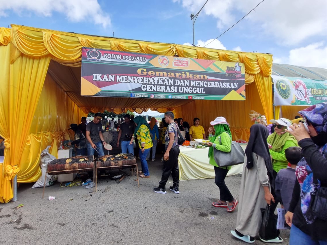 Sambut HUT Kabupaten Berau dan Kota Tanjung Redeb, Kodim 0902/Berau Ikut Ambil Bagian Meriahkan Irau Manutung Jukut Tahun 2023