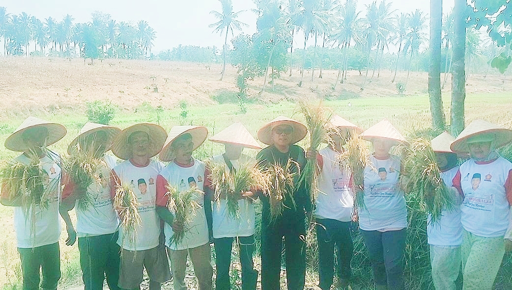 Di Hari Tani Nasional, Dwi Riyanto Ikut Manen dan Berbagi Dengan Petani