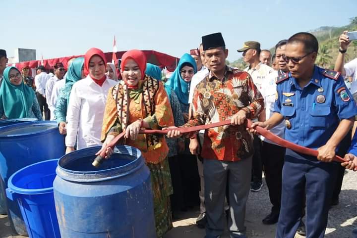 Pemkab Lamsel Salurkan Air Bersih Kepada Warga Bakauheni