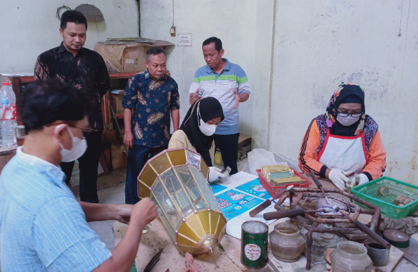 Tim Pengelola WMK UMS Lakukan Kunjungan ke Mitra UMKM Aneka Karya Glass di Pabelan 