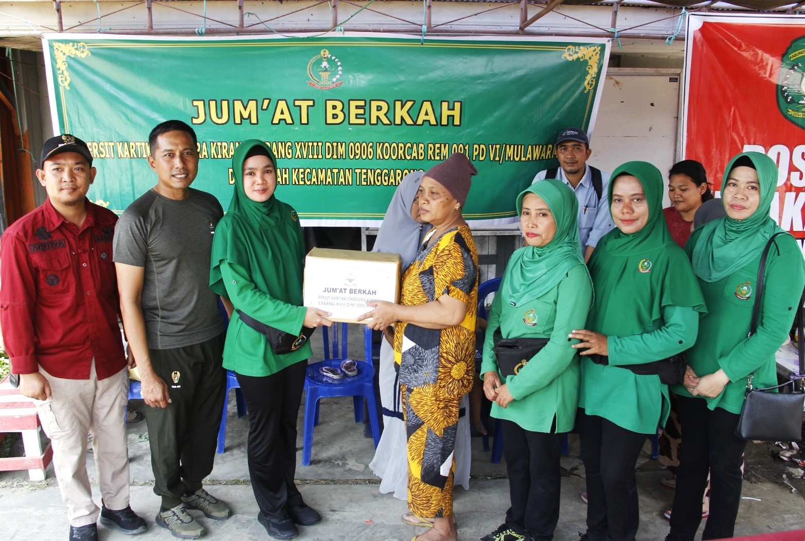 Jum’at Berkah, Kodim 0906/Kutai Kartanegara Serahkan Bantuan Untuk Korban Kebakaran