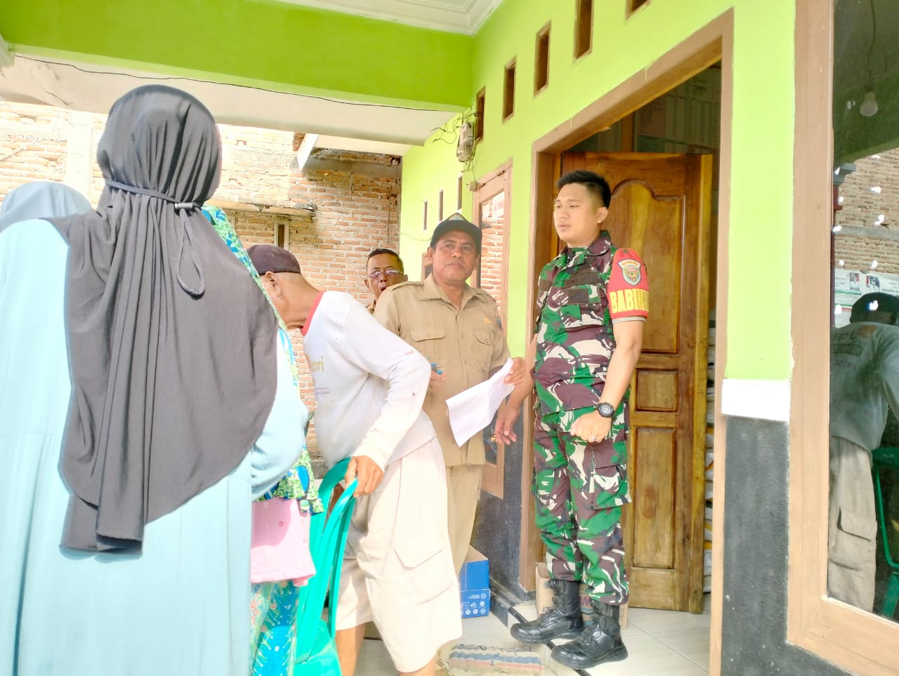 Babinsa Purwotani Dampingi Penyaluran Bantuan Beras Di Wilayah Binaan
