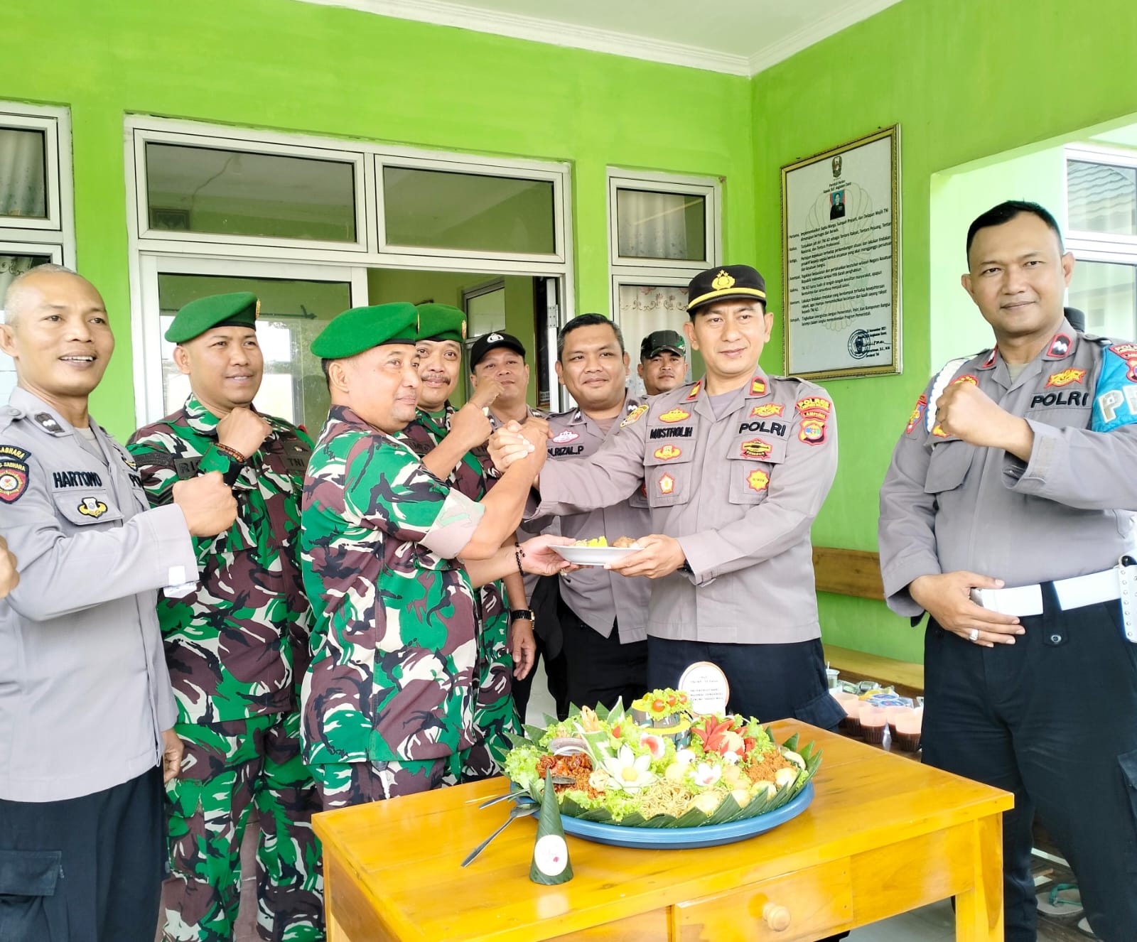 Di HUT Ke-78 TNI Kapolsek Jati Agung Berikan Surprise Ke Posramil
