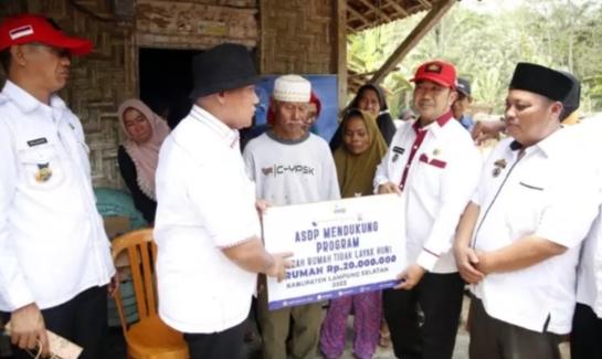 Melalui Program Geserbu Bupati Nanang Ermanto Berikan Bantuan Bedah Rumah Untuk Warga Merbau Mataram