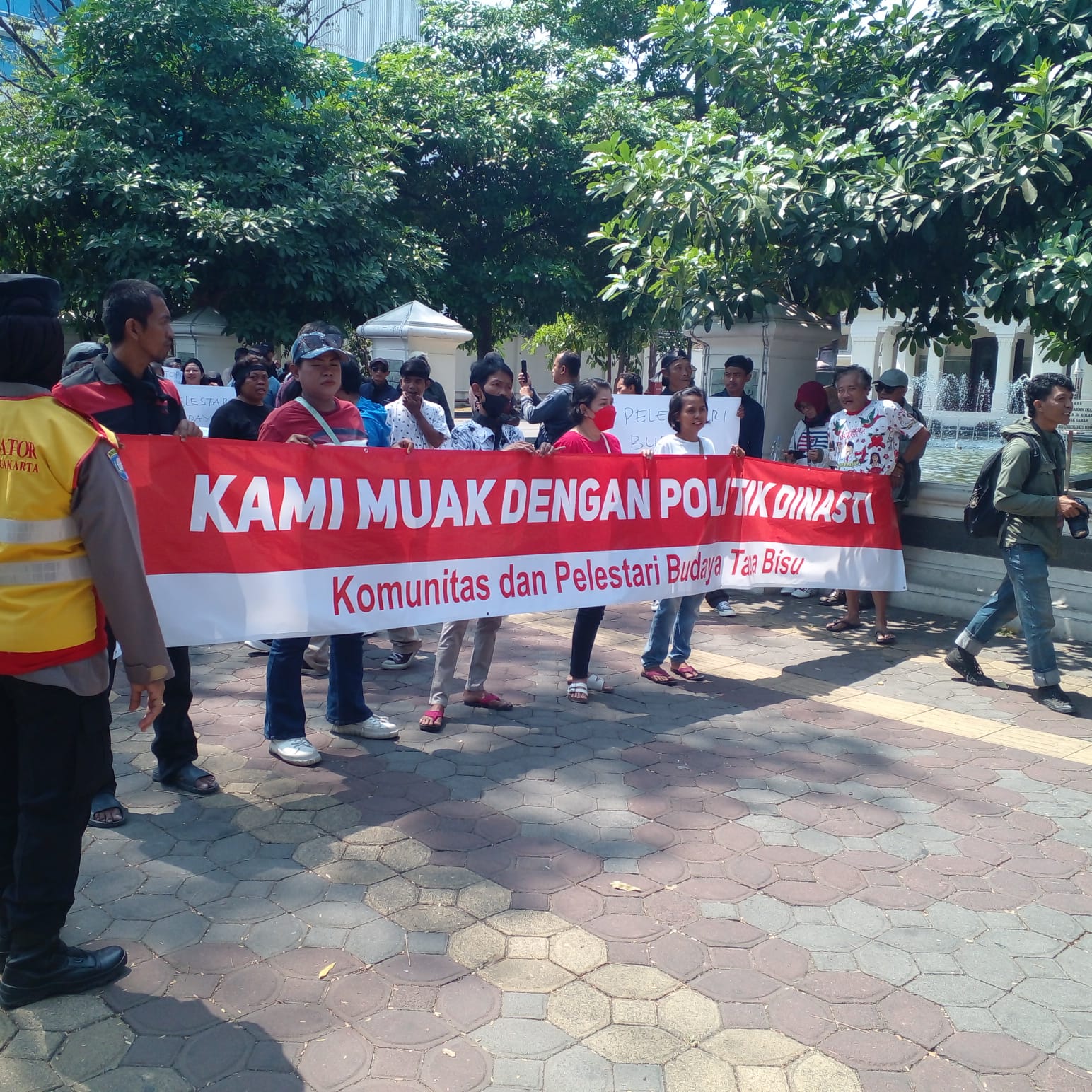 Aksi Warga Topo Bisu di Lojigandrung, Gibran Kejar Pendemo?
