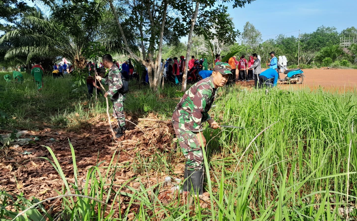 Hari Kesatuan Gerakan PKK Ke-51, Babinsa Koramil Kota Bangun Bersama Masyarakat Lakukan Gotong Royong