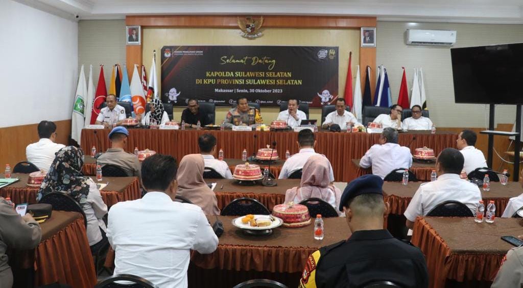 Kapolda Sulawesi Selatan Cek Gudang Penampungan Bilik Suara KPU