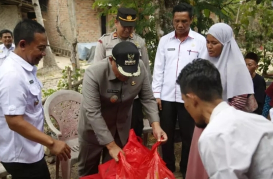 Bupati Nanang Ermanto Kembali Salurkan Bantuan Bedah Rumah Untuk Warga Rawa Selapan Candipuro