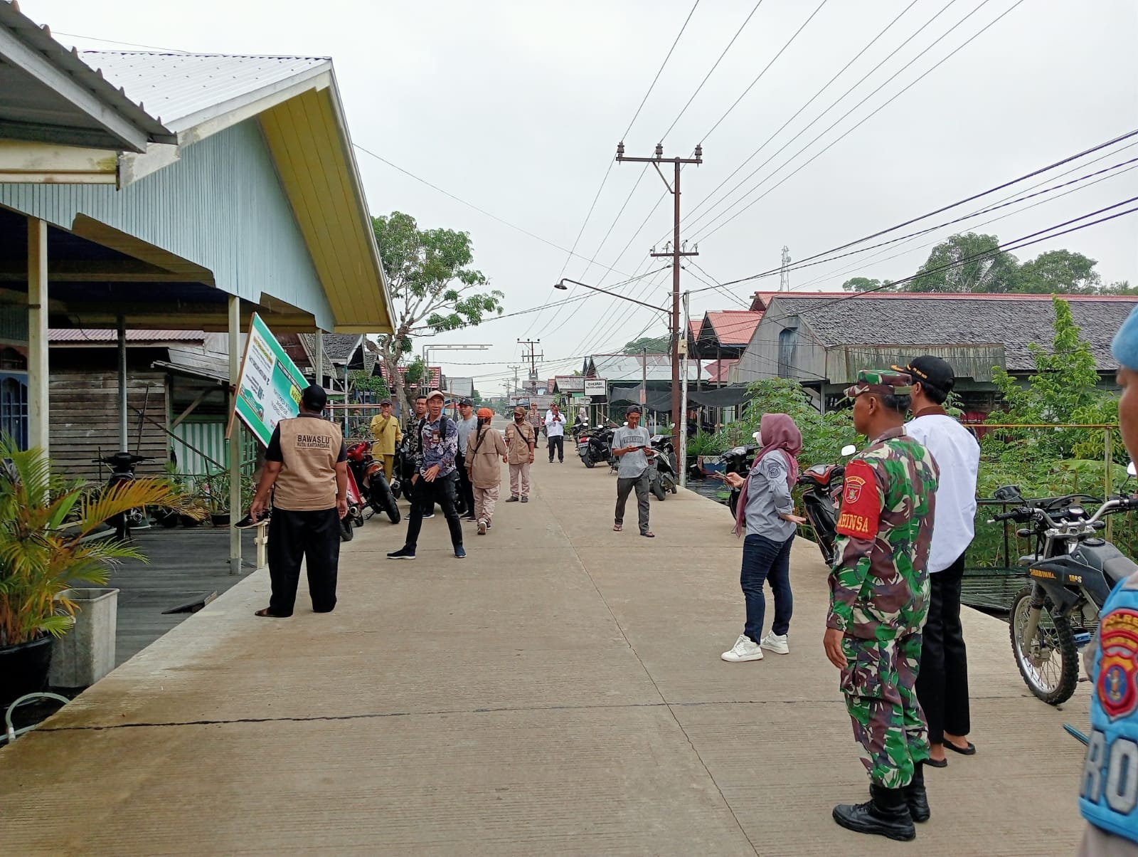 Babinsa Bersama Bhabinkamtibmas Lakukan Pendampingan Penertiban Alat Peraga