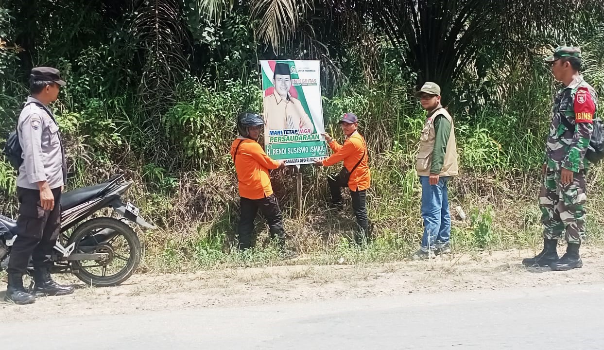 Babinsa Kota Bangun Lakukan Pendampingan Penertiban Alat Peraga Sosialisasi