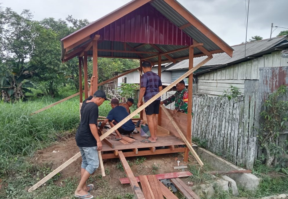 Ciptakan Keamanan Wilayah, Babinsa Bersama Warganya Bangun Pos Kamling