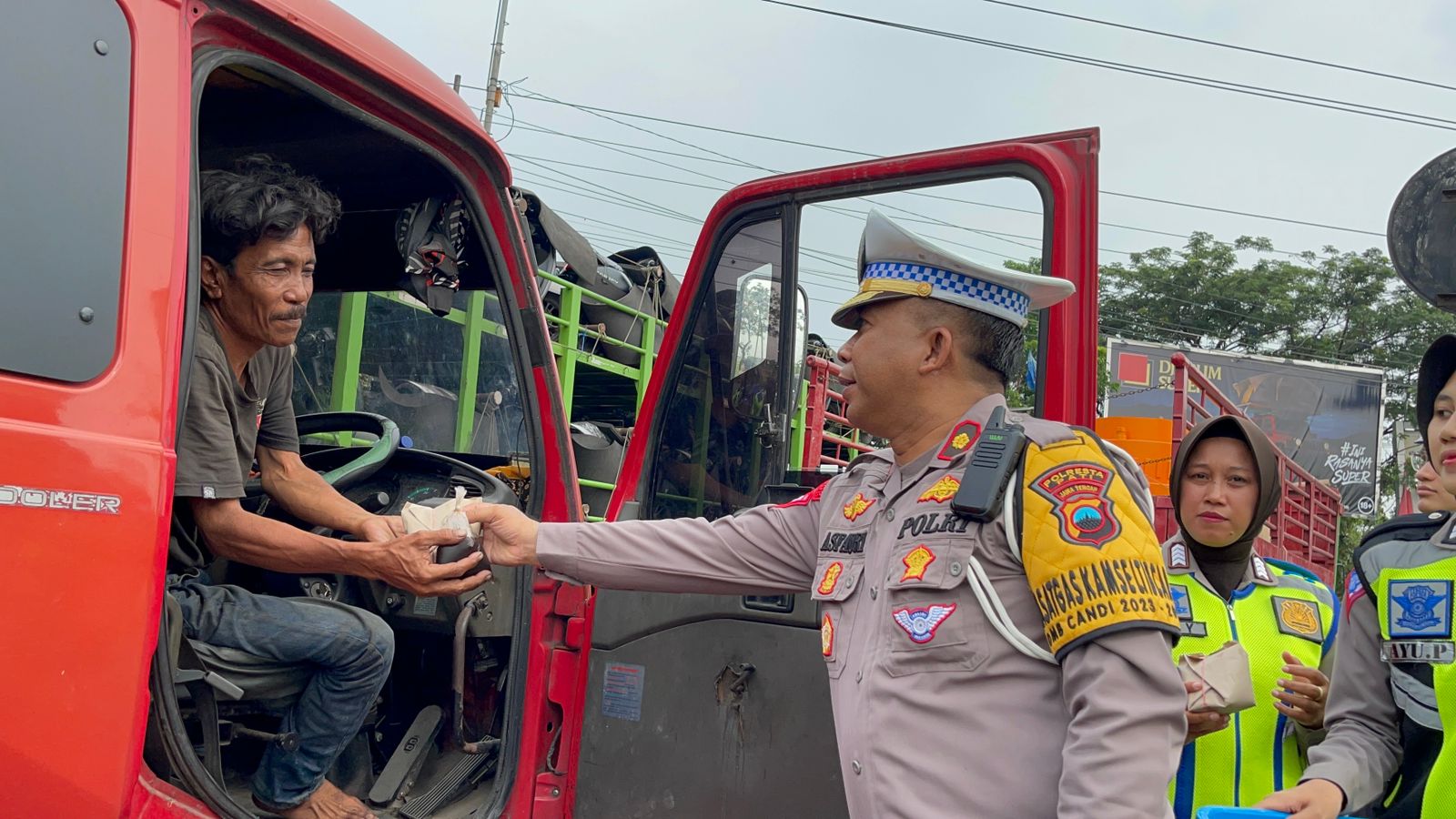 Respon Cepat Berbagi Nasi ke Para Supir, Kasatlantas Polresta Pati Turun