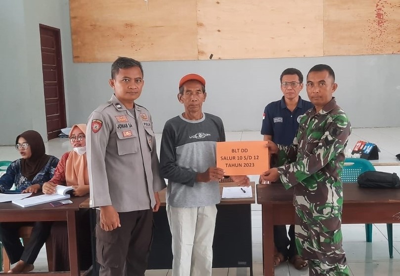 Sinergitas Babinsa Bersama Bhabinkamtibmas Berikan Pendampingan Dalam Penyaluran BLT