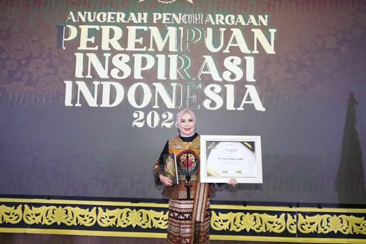 Ketua TP-PKK Lamsel Terima Penghargaan Sebagai Perempuan Inspiratif Indonesia