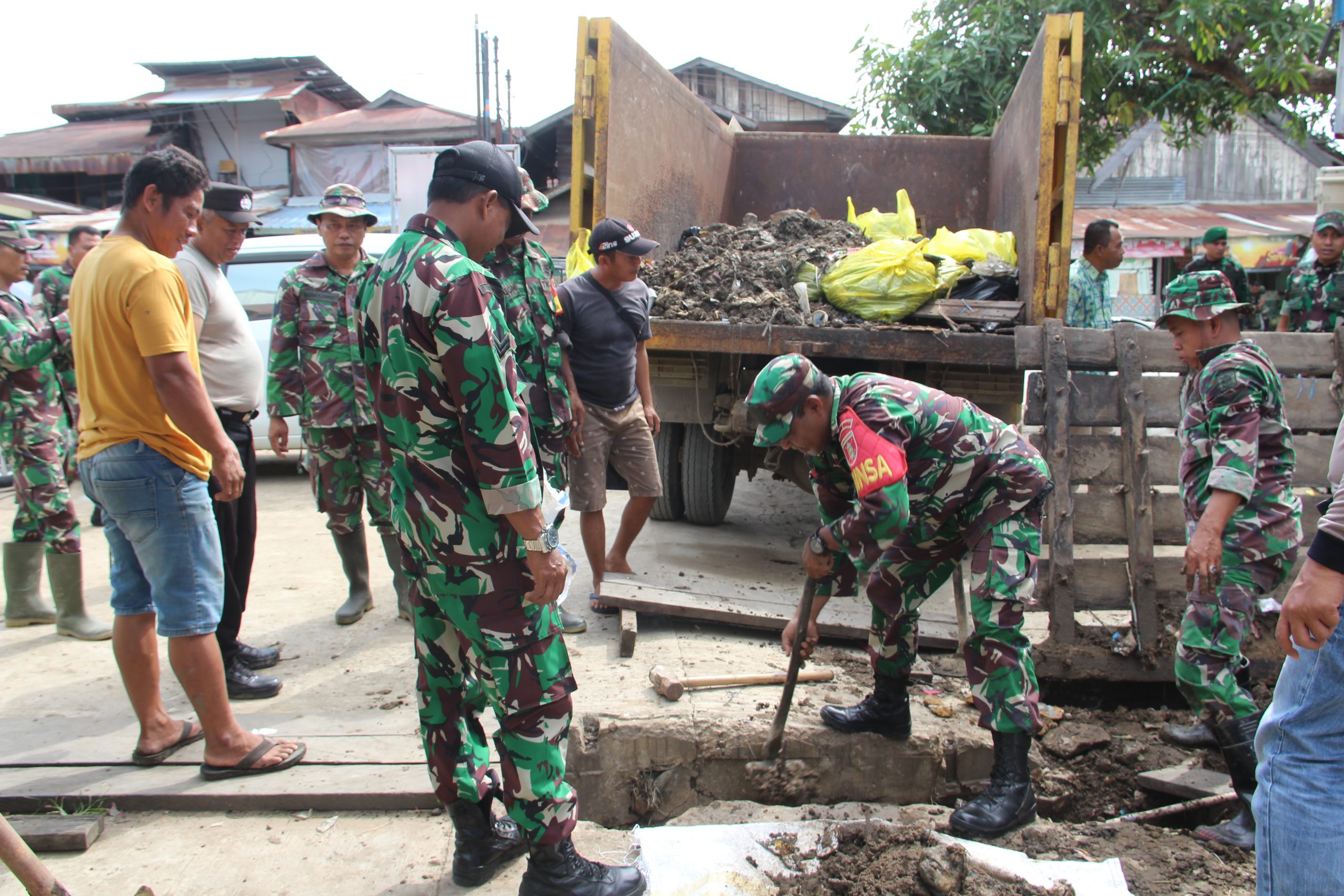 Kodim 0906/Kutai Kartanegara Gelar Karya Bhakti Pembersihan Pasar Tradisional
