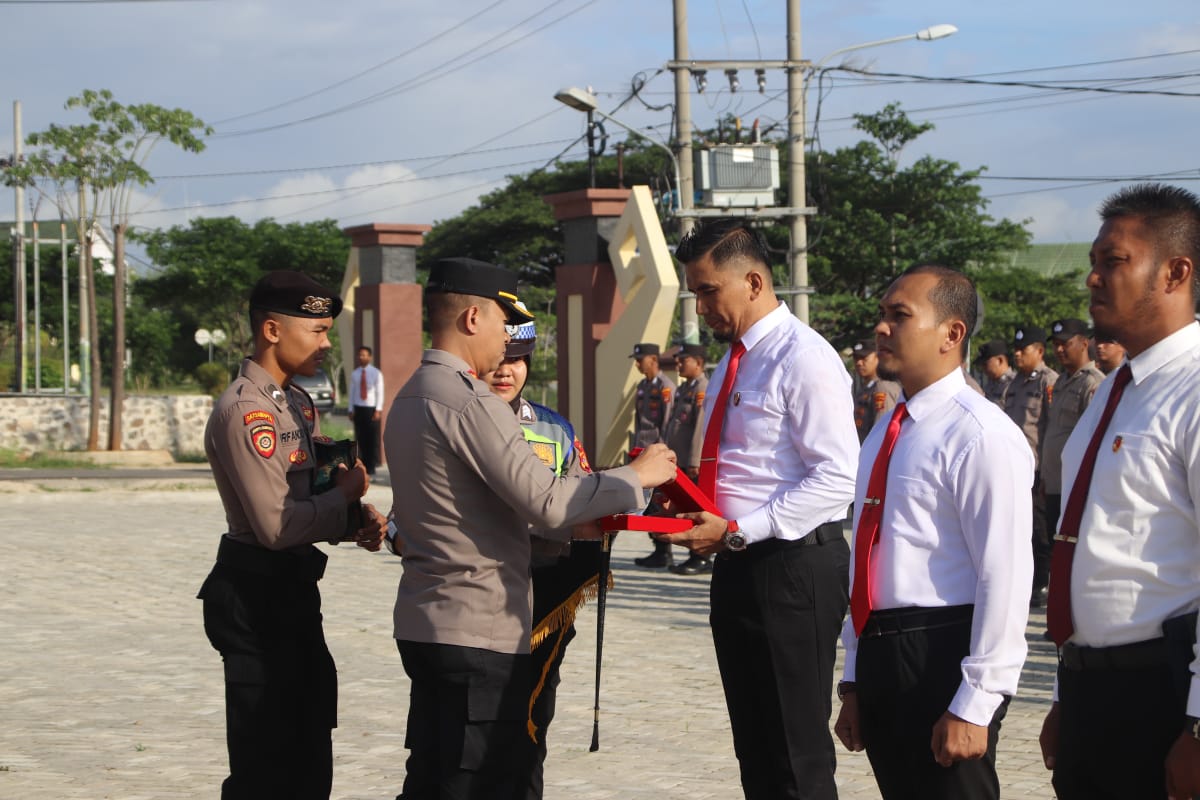Delapan Anggota Polsek Pringsewu Kota Terima Penghargaan