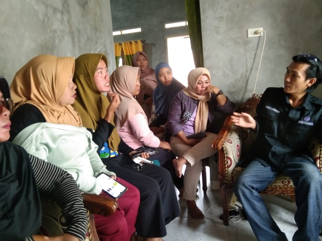 SUHERLINA DIREKTUR BUMDES KALISARI NATAR BANTAH ADANYA PENAHANAN KARTU BPNT DAN PKH