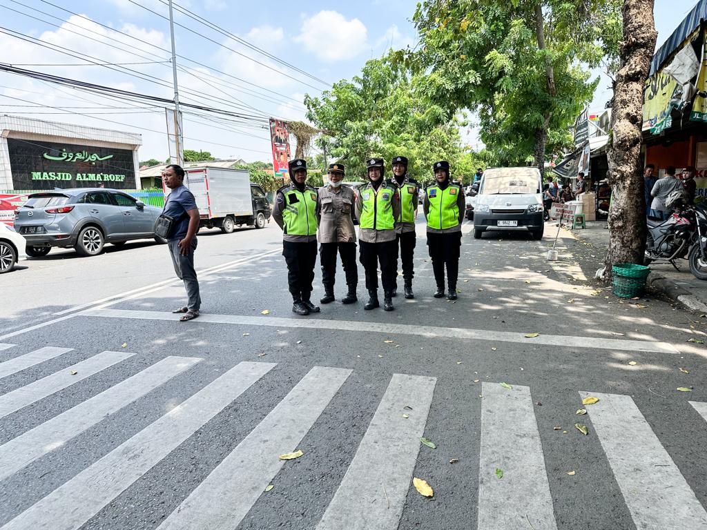 Jumat Berjaga, Polwan Kudus Turun