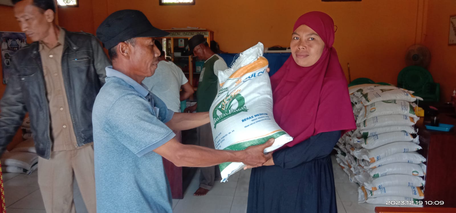 Pemdes Sidoasri Salurkan Bantuan Pangan Untuk 593 KPM