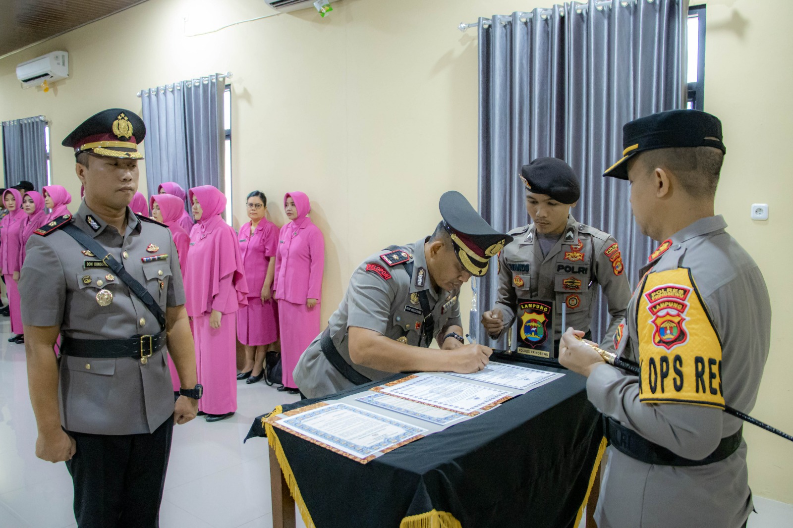 Kompol Robi Bimo Wicaksono Terima Tongkat Estafet Wakapolres dari Kompol Doni Dunggio 