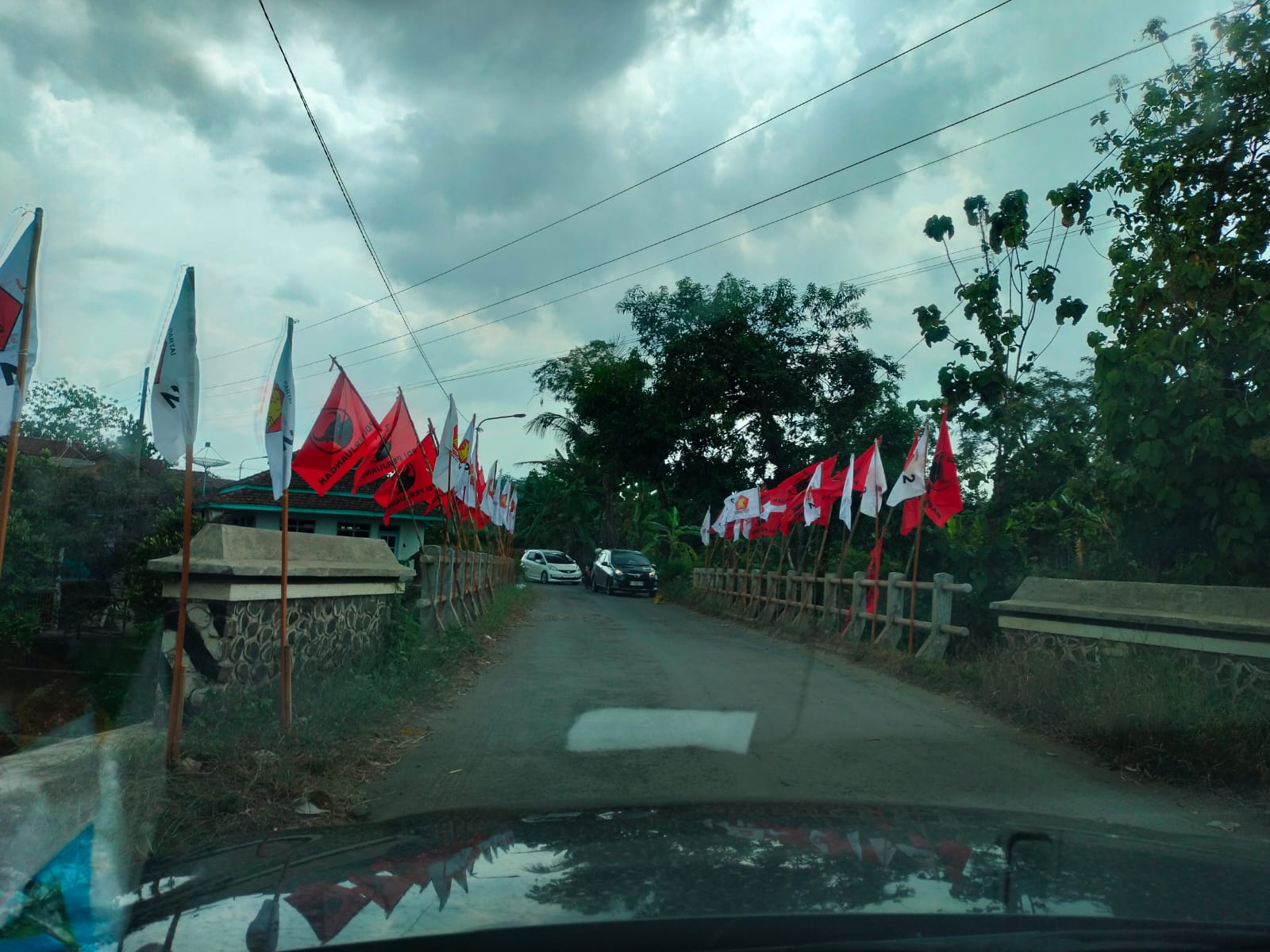 Ramai Bendera PDI Perjuangan dan Partai Gerindra, Tarung !!!
