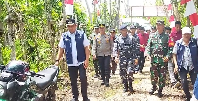 Jalin Komsos, Babinsa Muara Muntai Ajak Warganya Untuk Jaga Keamanan Dan Ketertiban Desa