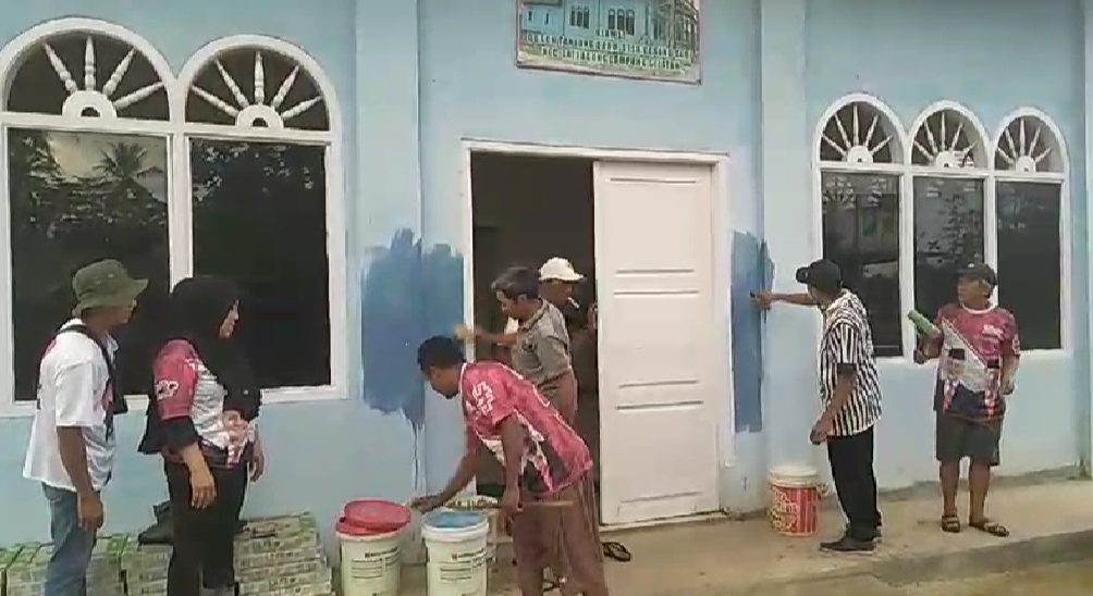 TERUS LAKUKAN GERAKAN SOSIAL RELAWAN IM GANJAR PROPINSI LAMPUNG BANTU PERBAIKAN SARANA IBADAH DI JATI AGUNG