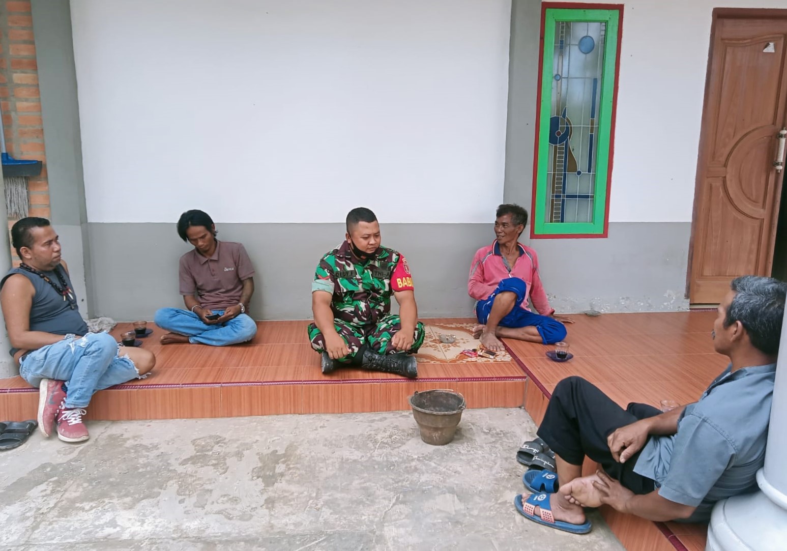 Ciptakan Suasana Kebersamaan, Babinsa Sari Jaya Jalin Komsos Dengan Warganya