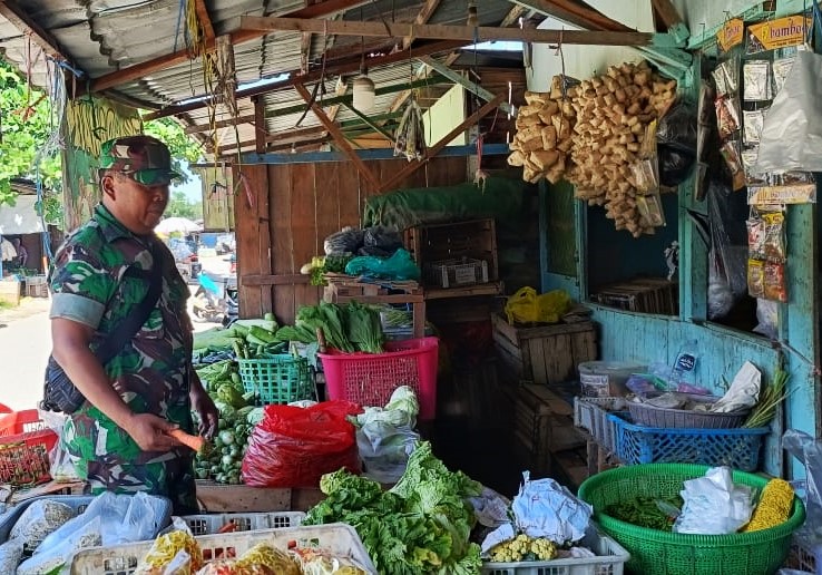 Sambangi Pasar, Babinsa Koramil Sangasanga Pastikan Harga Sembako Masih Stabil