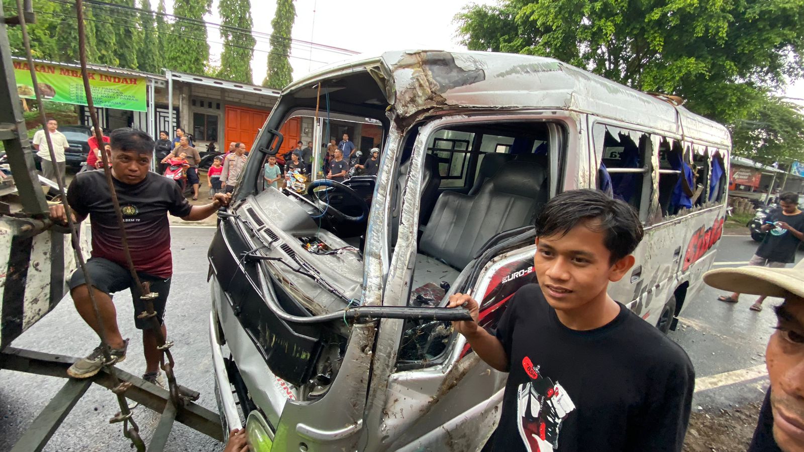 Mobil Rombongan Pengantin Terguling, 14 Orang Alami Luka – Luka