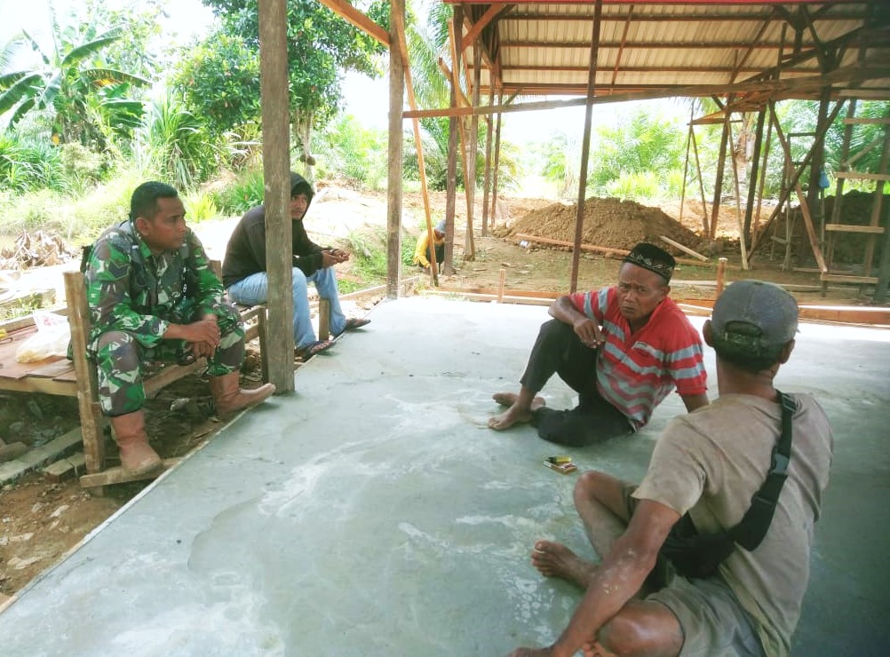 Ciptakan Kemanunggalan TNI-Rakyat, Babinsa Koramil Muara Kaman Jalin Komsos