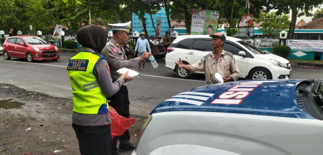Jumat Berkah !!! Satlantas Polresta Pati Berbagi Nasi Kotak