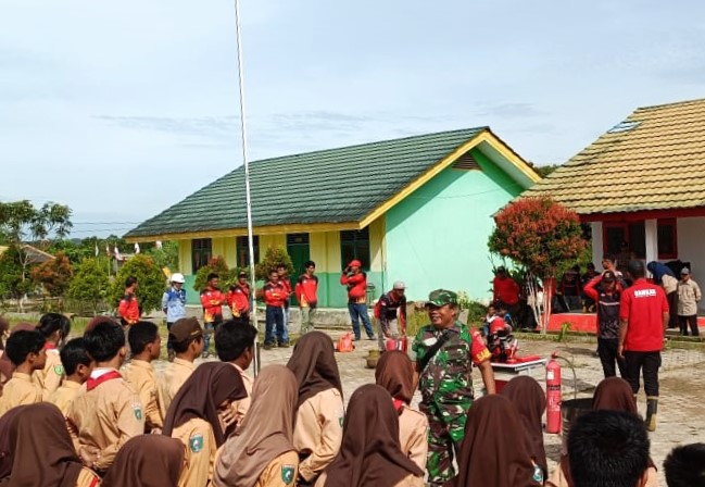 Edukasi Bahaya Kebakaran, Babinsa, Babinkamtibmas Bersama Damkar Kecamatan Sangasanga Sosialisasi Ke Sekolah