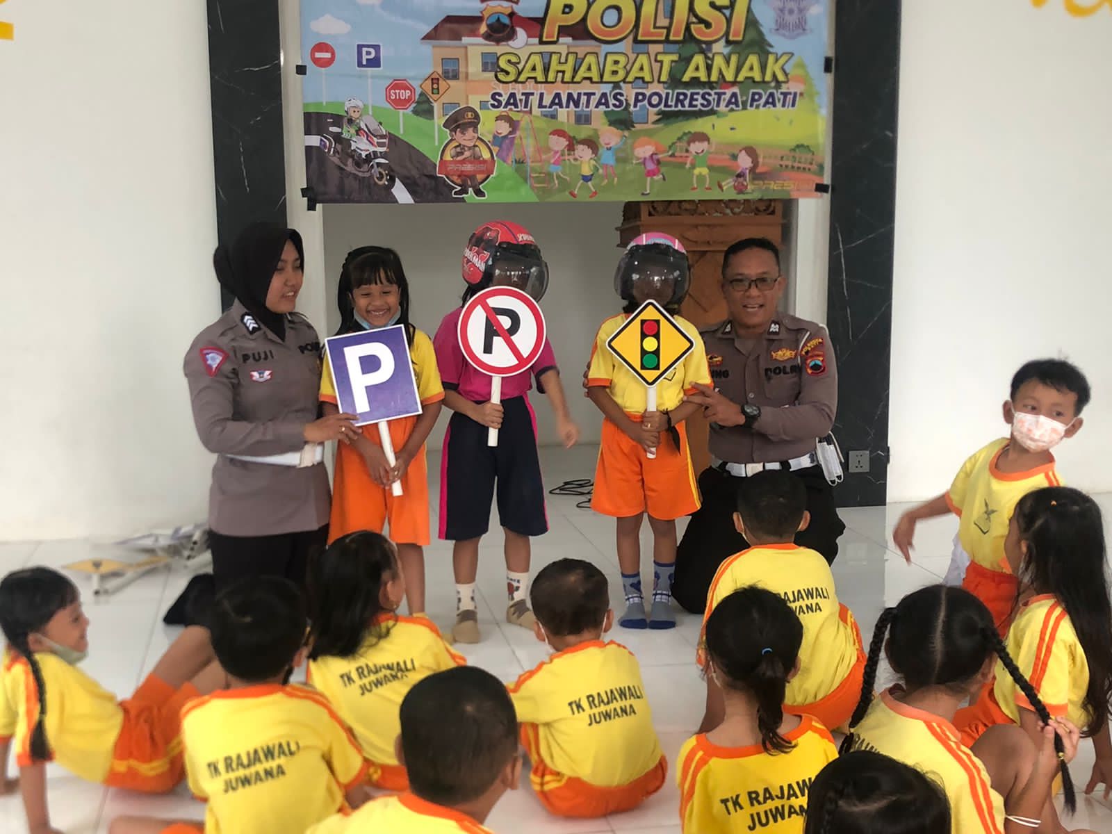 Usia Dini !!! Polwan Cantik : Program Polisi Sahabat Anak