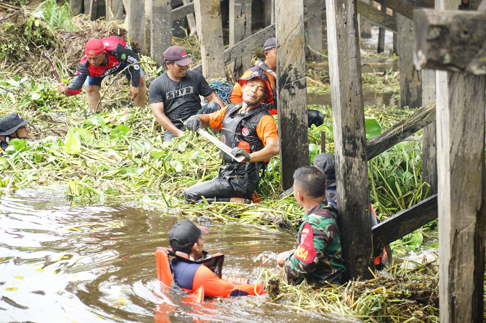Wujudkan Kebersihan Sungai, Koramil 01/Tenggarong Lakukan Gotong Royong