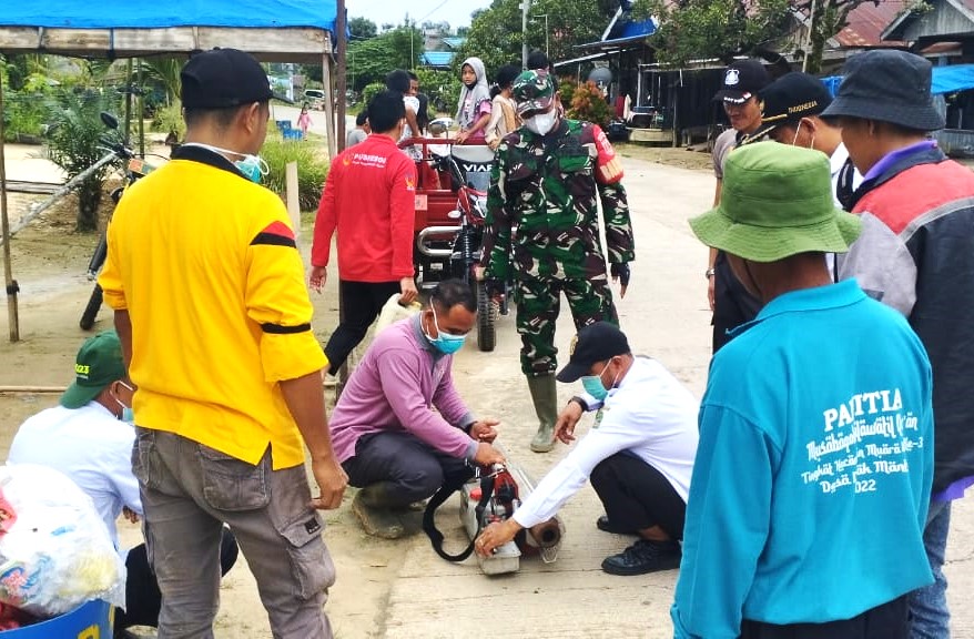 Antisipasi Penyebaran DBD, Babinsa Muara Muntai Bersama Instansi Terkait Lakukan Tindakan Fogging