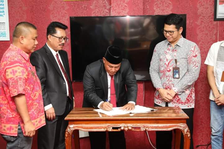 Bupati Lamsel Bersam Pihak PT PLN Persero Unit Induk Distribusi Lampung Tandatangani MoU