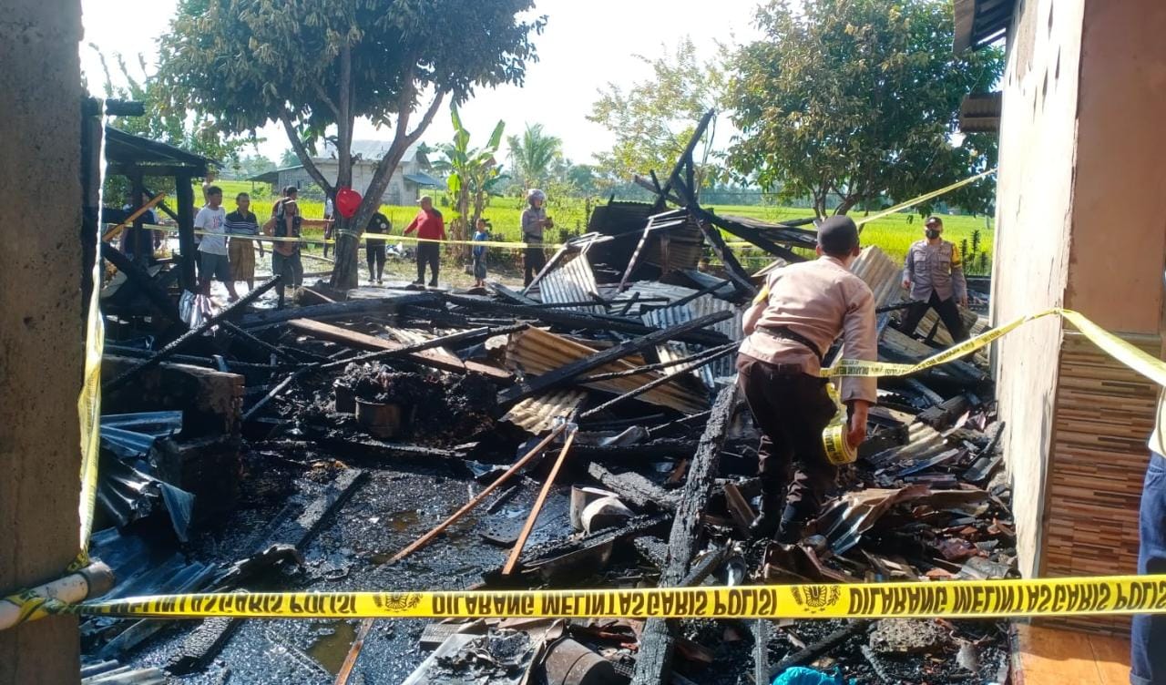 Pemkab Lamsel Bersama BSI Cabang Kalianda Serahkan Bantuan Bedah Rumah