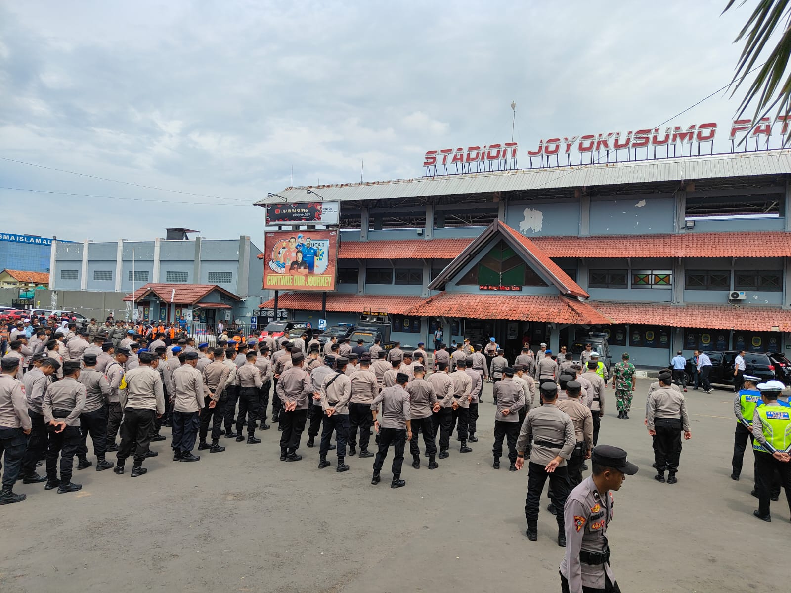 Polisi Pengawalan Suporter Persipa Pati Vs Persiba Balikpapan