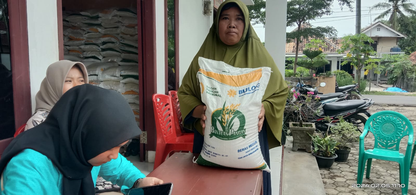 Pemdes Sidoasri Salurkan Bantuan Beras Ke 485 KPM
