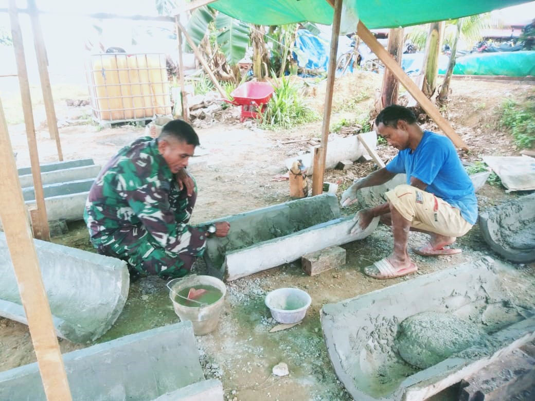 Eratkan Hubungan Keakraban, Babinsa Koramil Muara Kaman Jalin Komsos Dengan Warganya